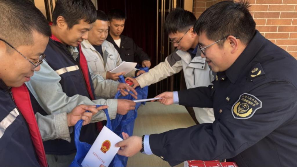 宪法宣传周 | 高新区应急管理局开展“宪法宣传周”入企活动插图